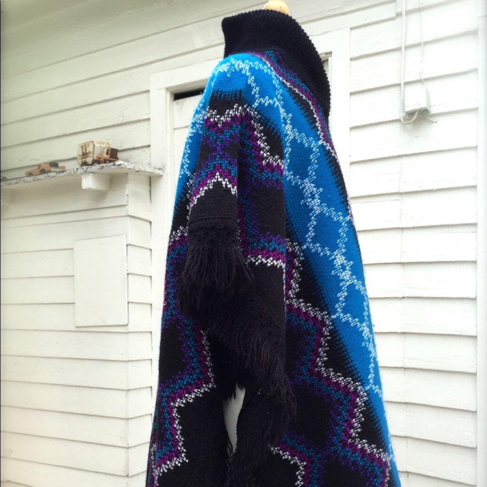 Poncho🖤💙🟣 - Picture 4 of 4